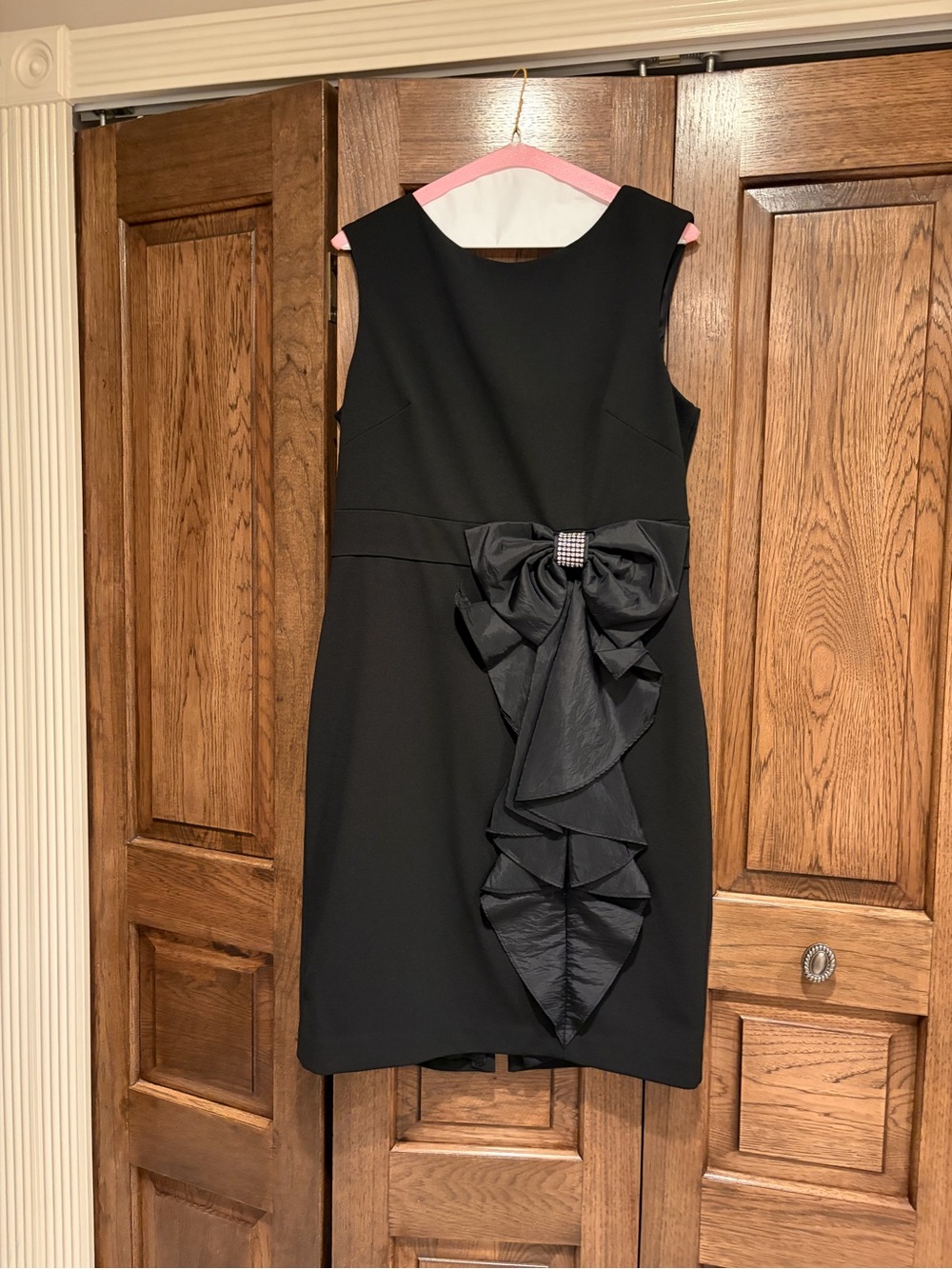 Jessica Howard Black Sleeveless Dress with Statement Bow